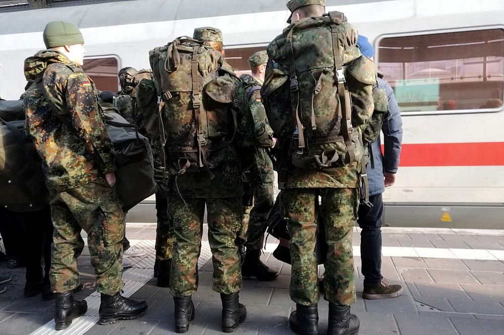 Bundeswehrsoldaten fahren Bahn (Archiv) via dts Nachrichtenagentur