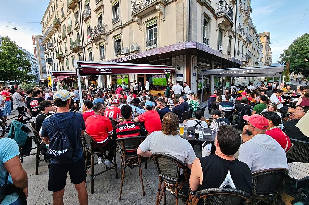 Fans und Interessierte schauen in einer Bar in Genf Fußball (Archiv)