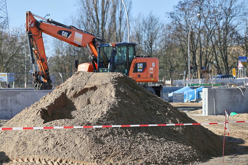 Bagger auf Baustelle (Archiv)