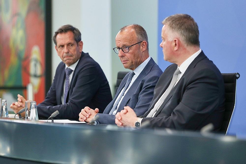 Olaf Lies, Friedrich Merz, Gordon Schnieder am 25.06.2026