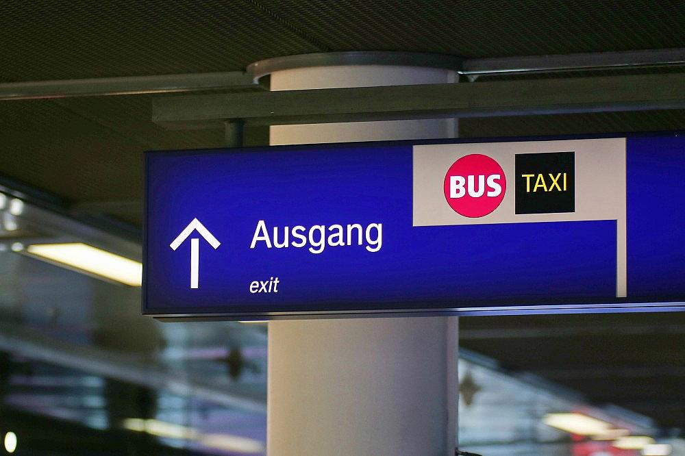 Ausgangsschild bei der Bahn (Archiv)