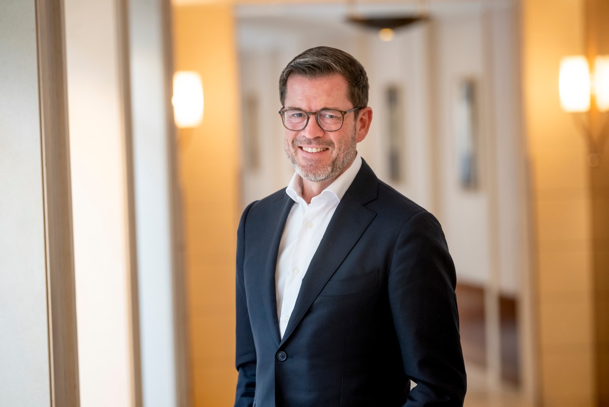 Beste Berater für den Mittelstand geehrt / Karl-Theodor zu Guttenberg gratuliert als Mentor den Preisträgern