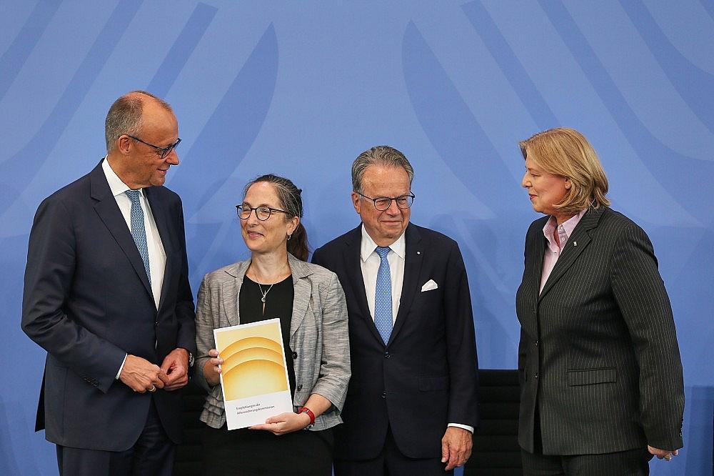 Übergabe des Berichts der Rentenkommission (Archiv) via dts Nachrichtenagentur