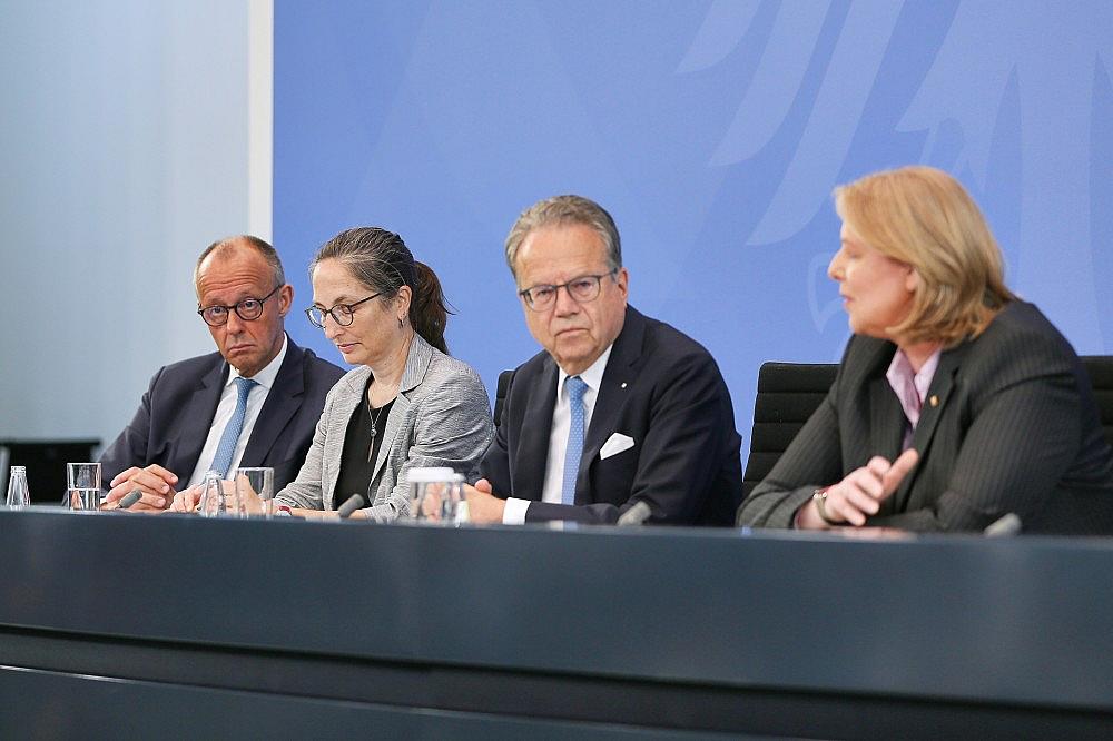 Übergabe des Berichts der Rentenkommission (Archiv)