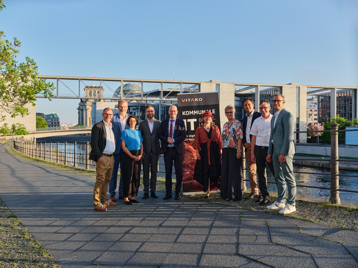 Digitale Transformation der Verwaltung gelingt nur gemeinsam. MdBs Ralph Brinkhaus, Dr. Moritz Heuberger und Parsa Marvi diskutieren mit Expertinnen und Experten auf dem politischen Abend von VITAKO presseportal.de