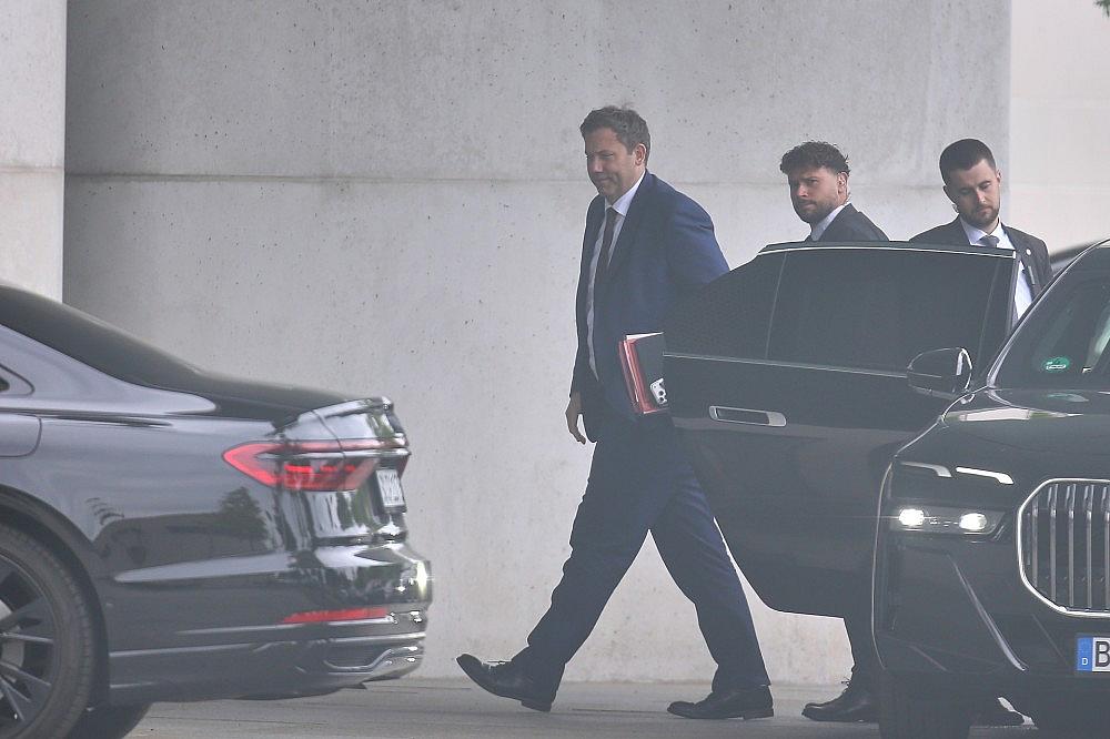 Lars Klingbeil am 01.07.2026 auf dem Weg zum Koalitionsausschuss
