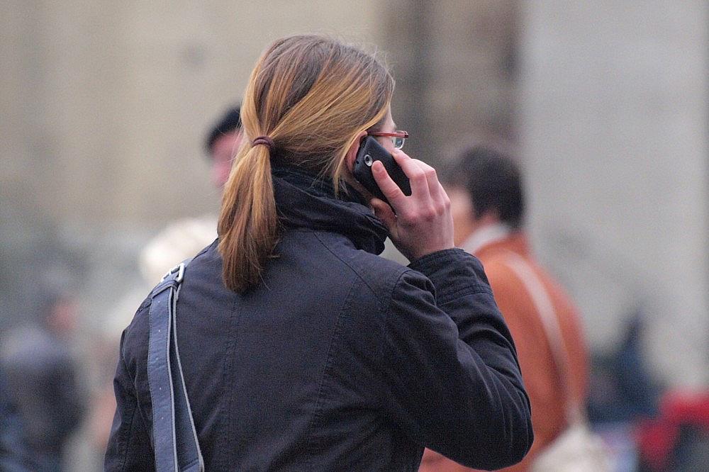 Frau mit Telefon (Archiv)