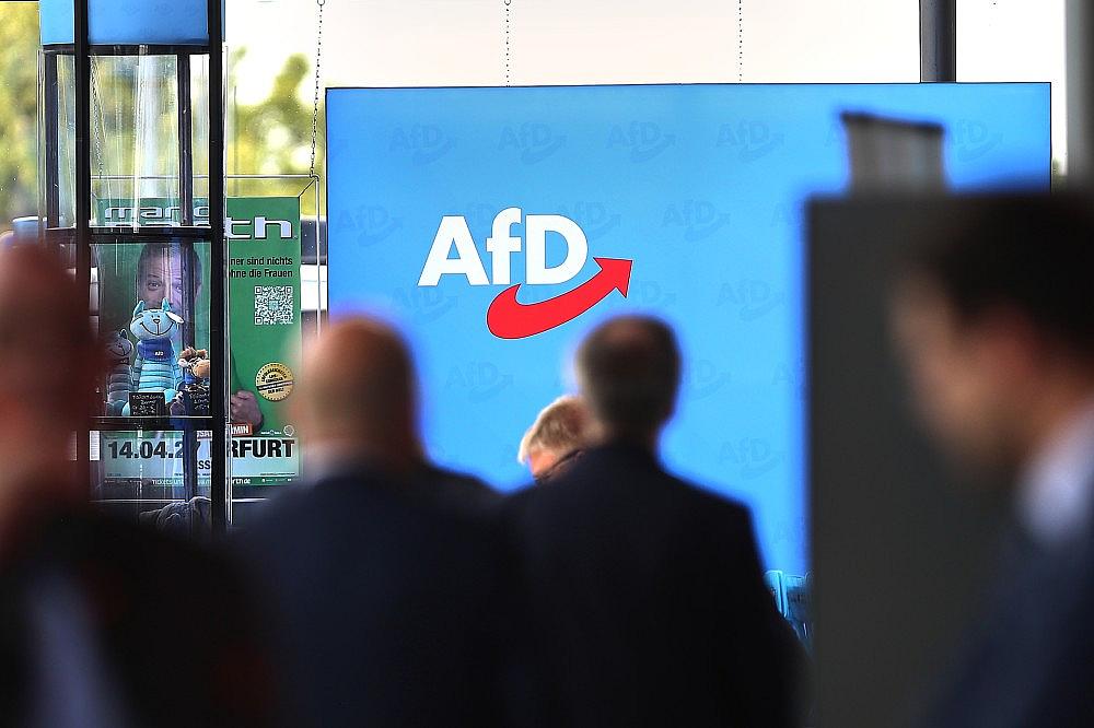 AfD-Logo auf Parteitag am 04.07.2026