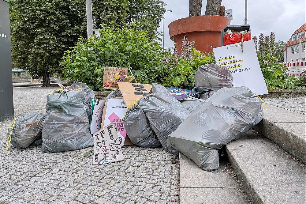 Überreste von Anti-AfD-Demo vom Vortag am 05.07.2026