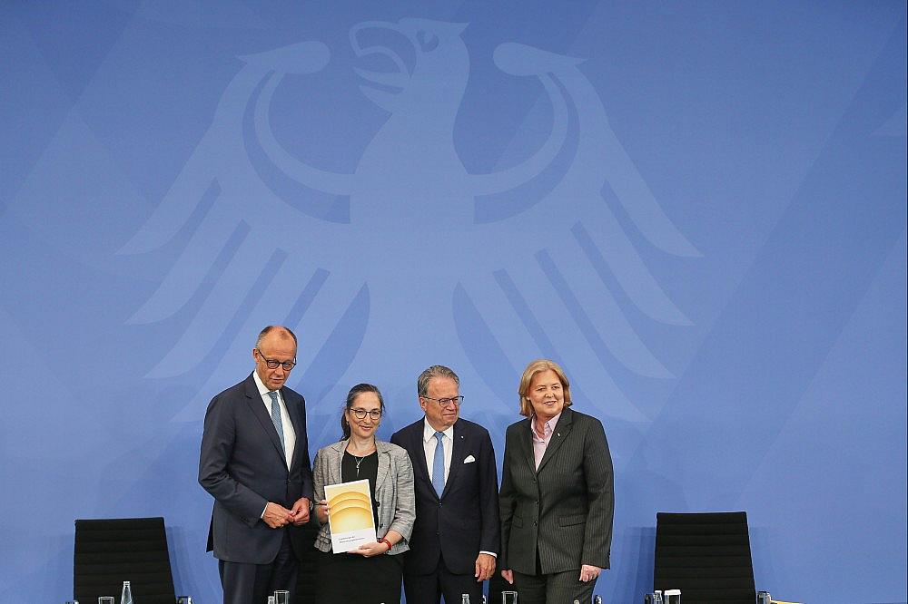 Übergabe des Berichts der Rentenkommission (Archiv)