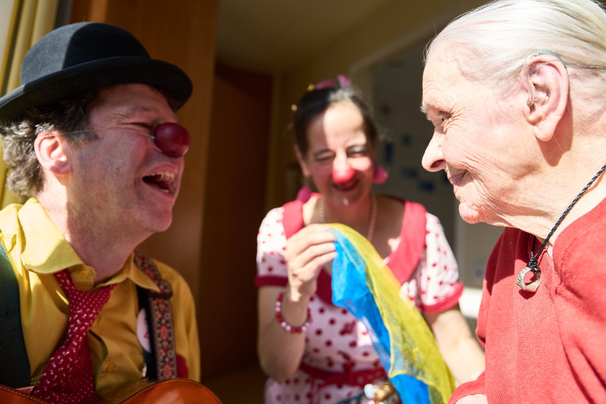 ROTE NASEN Clowns unterstützen Resilienz von Bewohner:innen: Neue Studie über Clowninterventionen in der Langzeitpflege als Prävention presseportal.de