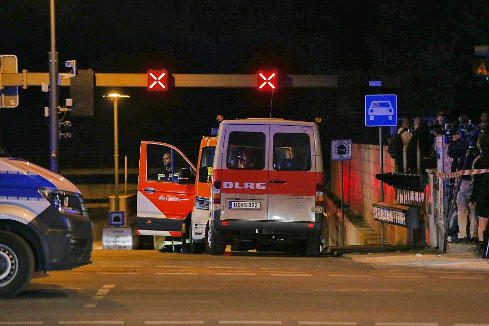 Auto fährt bei CSD in Menschenmenge am 26.07.2026 via dts Nachrichtenagentur