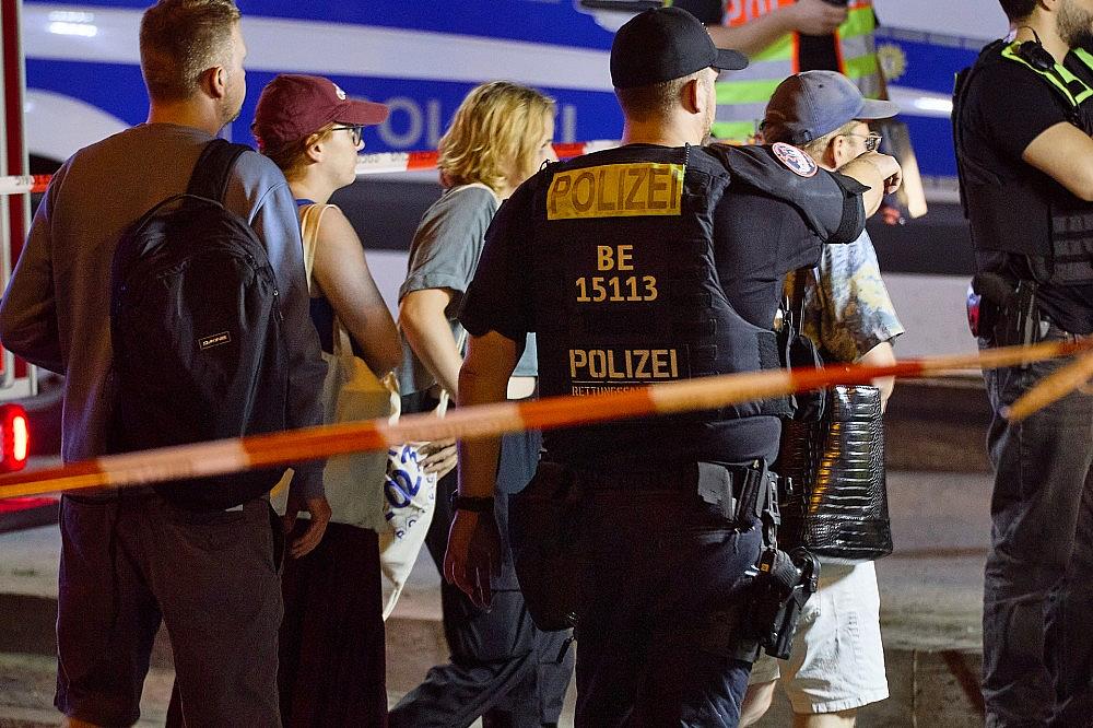 Auto fährt bei CSD in Menschenmenge am 26.07.2026
