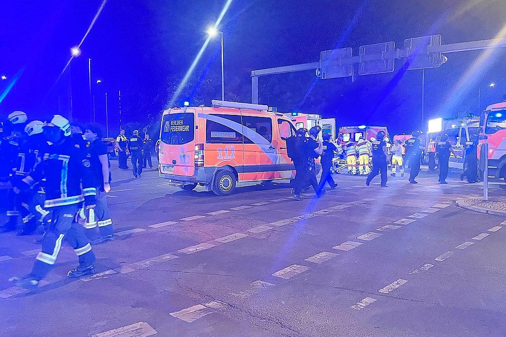 Auto fährt bei CSD in Menschenmenge am 25.07.2026