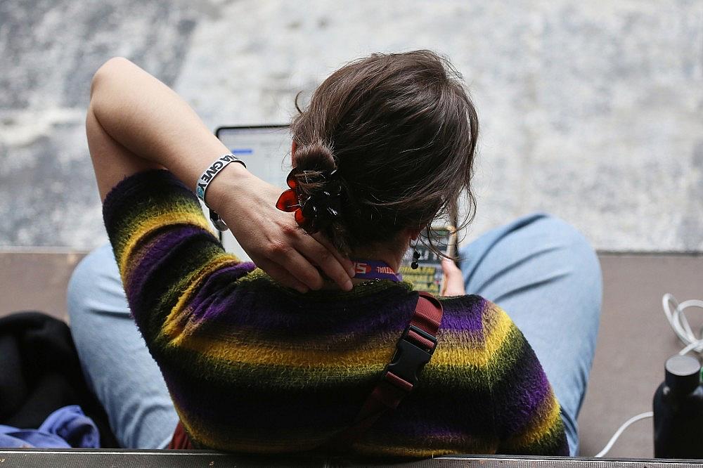 Frau mit Laptop (Archiv)