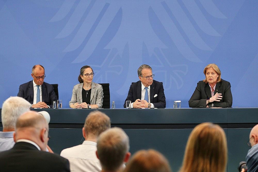 Übergabe des Berichts der Rentenkommission (Archiv)
