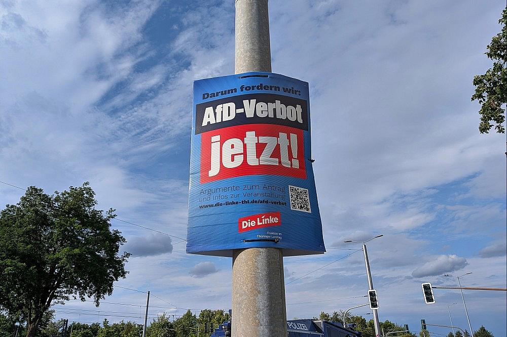 Plakat wirbt für AfD-Verbot (Archiv)