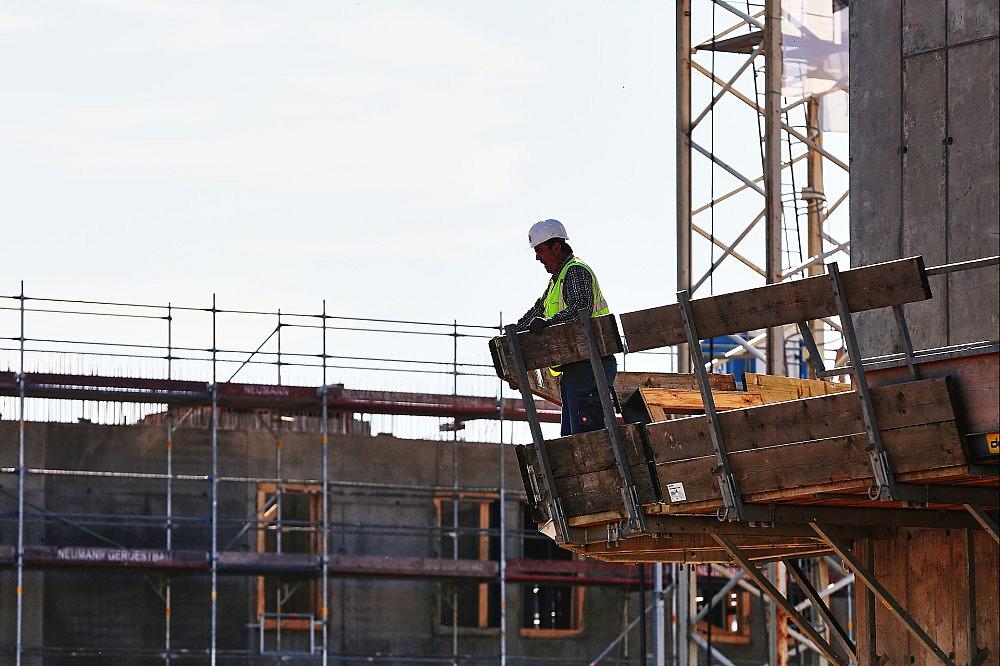 Bauarbeiter auf einer Baustelle (Archiv)