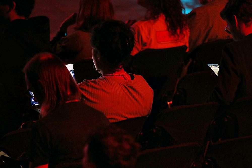 Junge Leute mit Smartphone in der Hand (Archiv) via dts Nachrichtenagentur