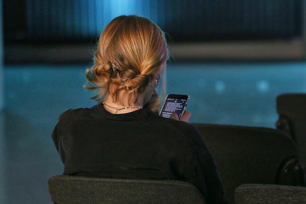 Junge Frau mit Smartphone (Archiv)