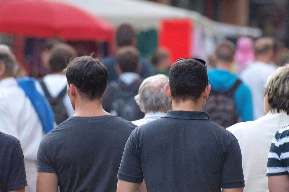 Männer in einer Fußgängerzone (Archiv)