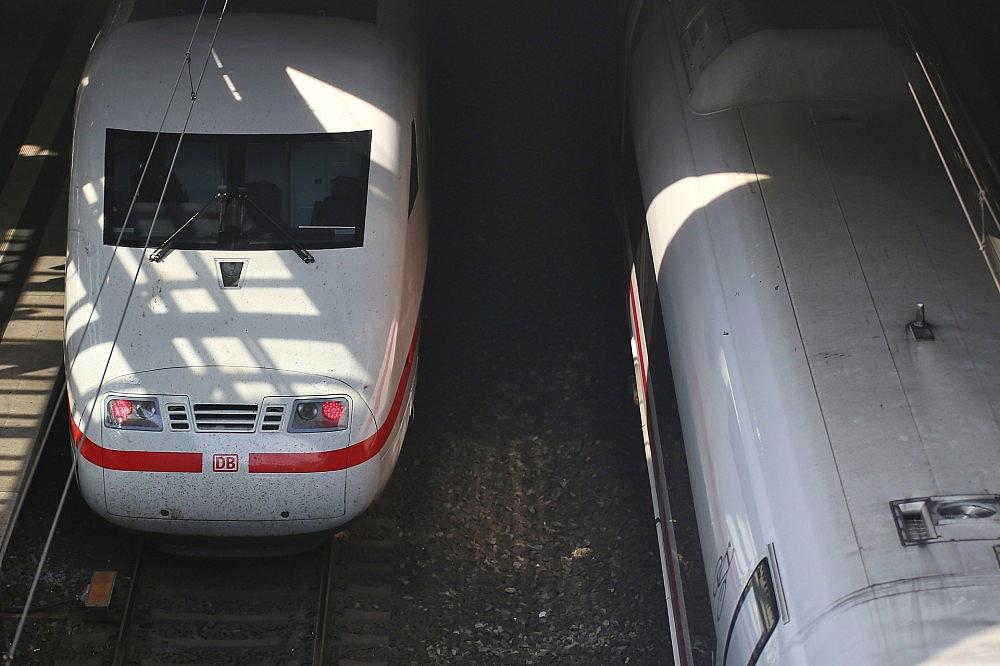 Zwei ICE-Züge im Bahnhof am 04.08.2026