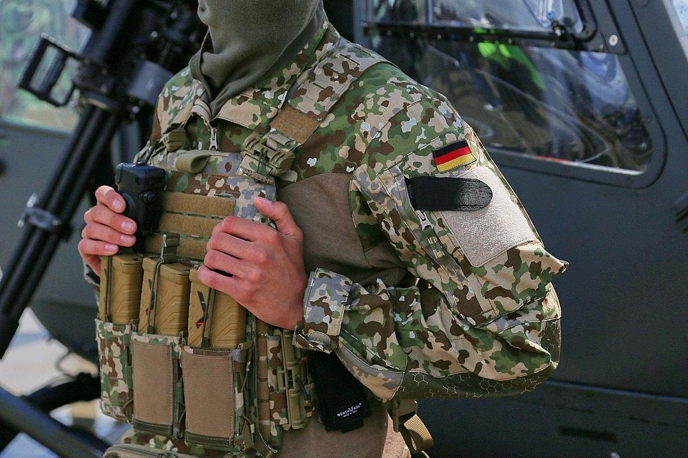 Bundeswehrsoldat in Flecktarnuniform (Archiv)