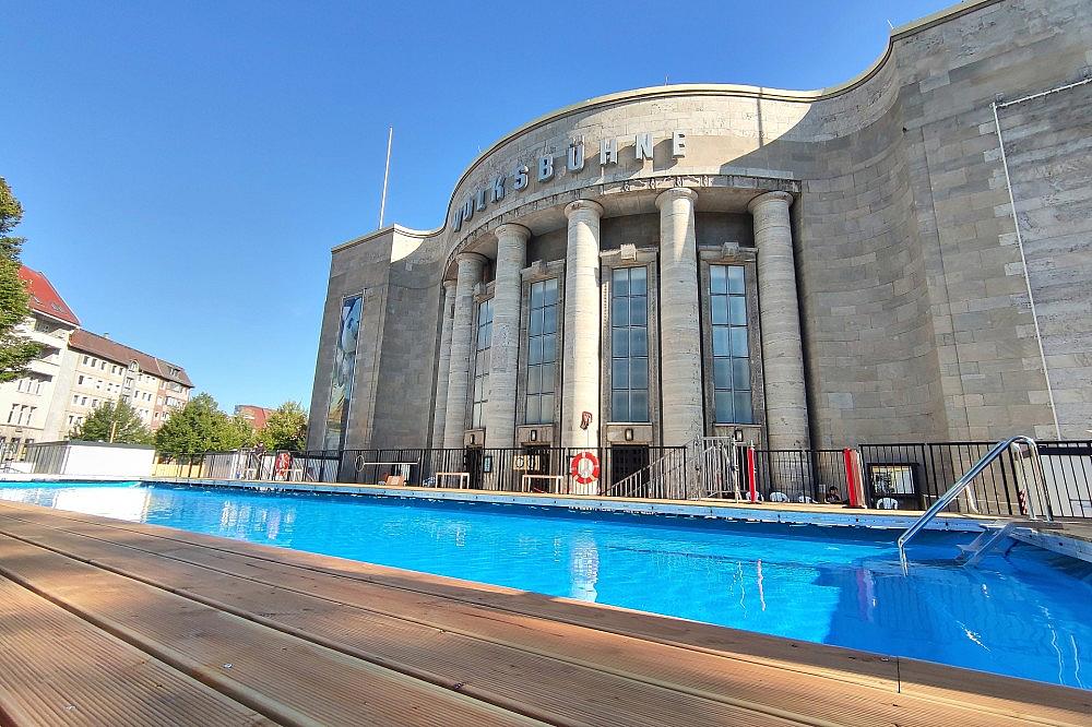 Volksbad vor der Berliner Volksbühne am 14.08.2026