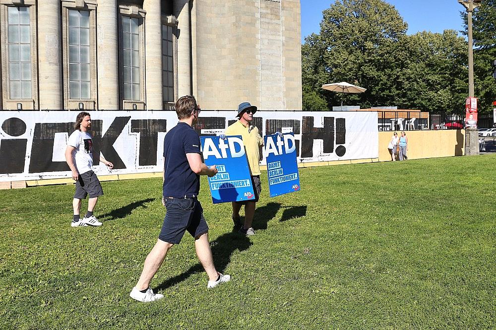 AfD-Plakate vor Berliner Volksbühne am 14.08.2026