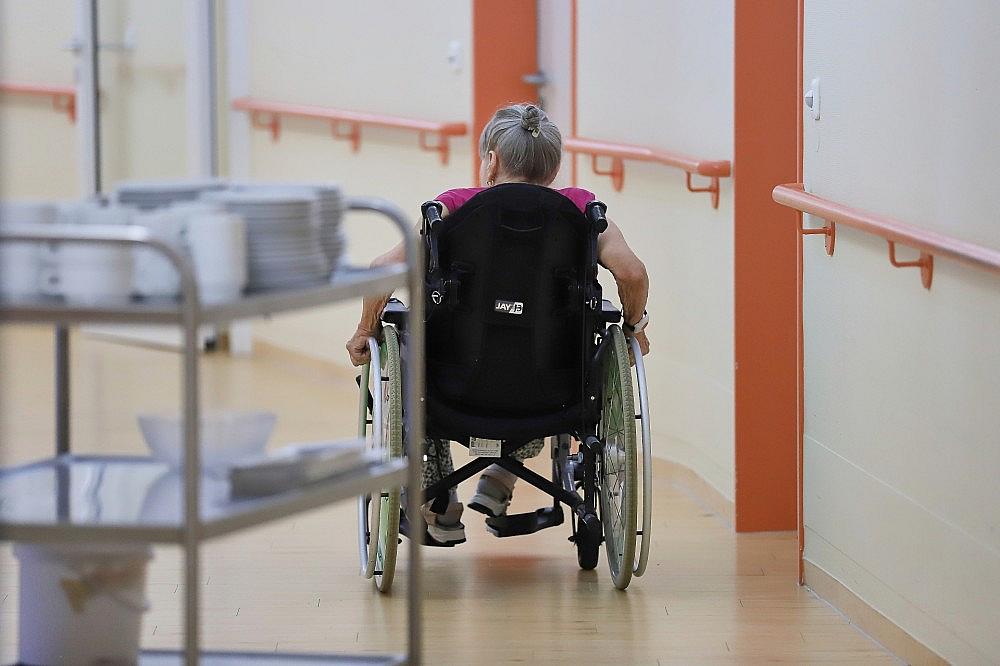 Alte Frau in einem Pflegeheim am 14.08.2026