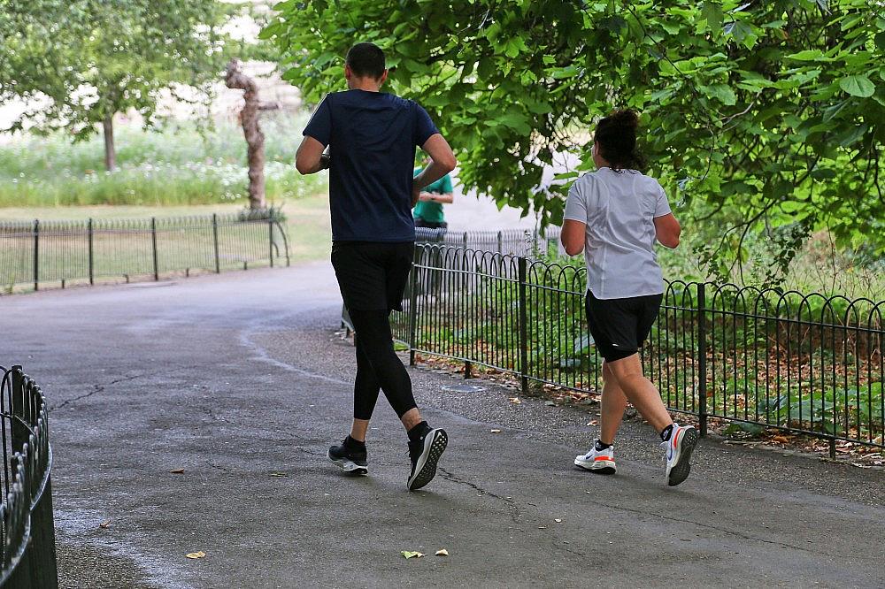 Jogger in einem Park (Archiv)
