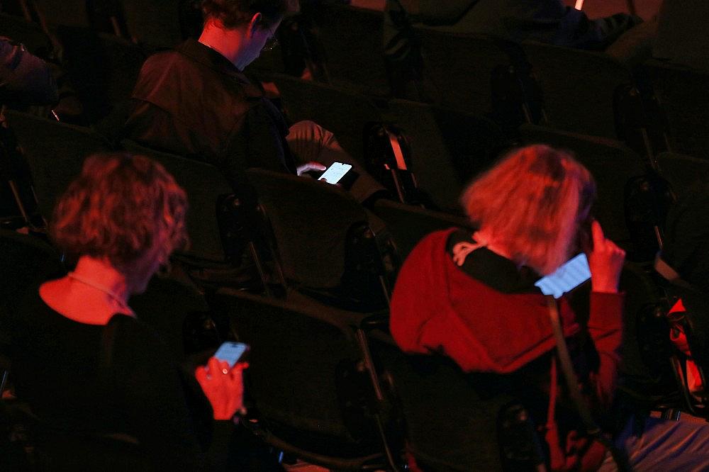 Menschen mit Smartphone in der Hand (Archiv)