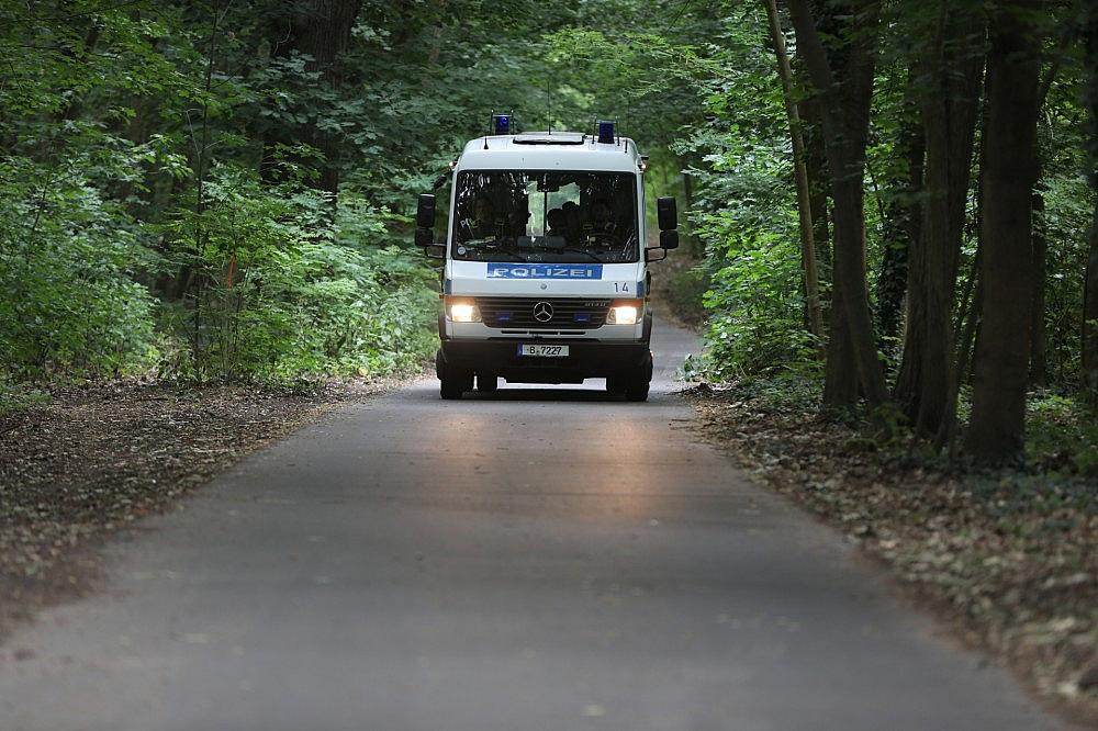 Polizeiauto im Wald bei Berlin (Archiv)