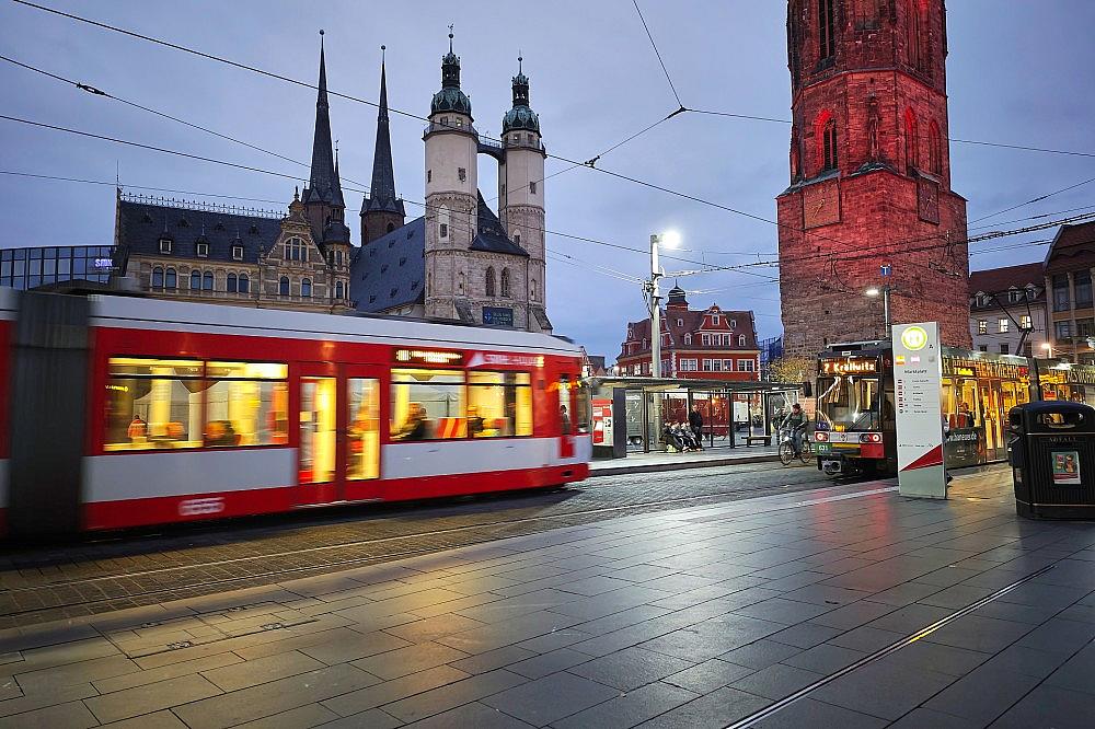 Straßenbahn auf dem Marktplatz in Halle (Saale) (Archiv)