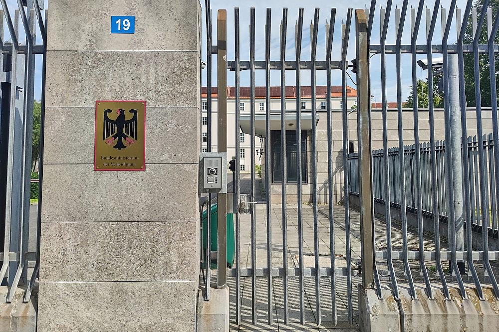 Eingang zum Bundesministerium der Verteidigung (Archiv) via dts Nachrichtenagentur