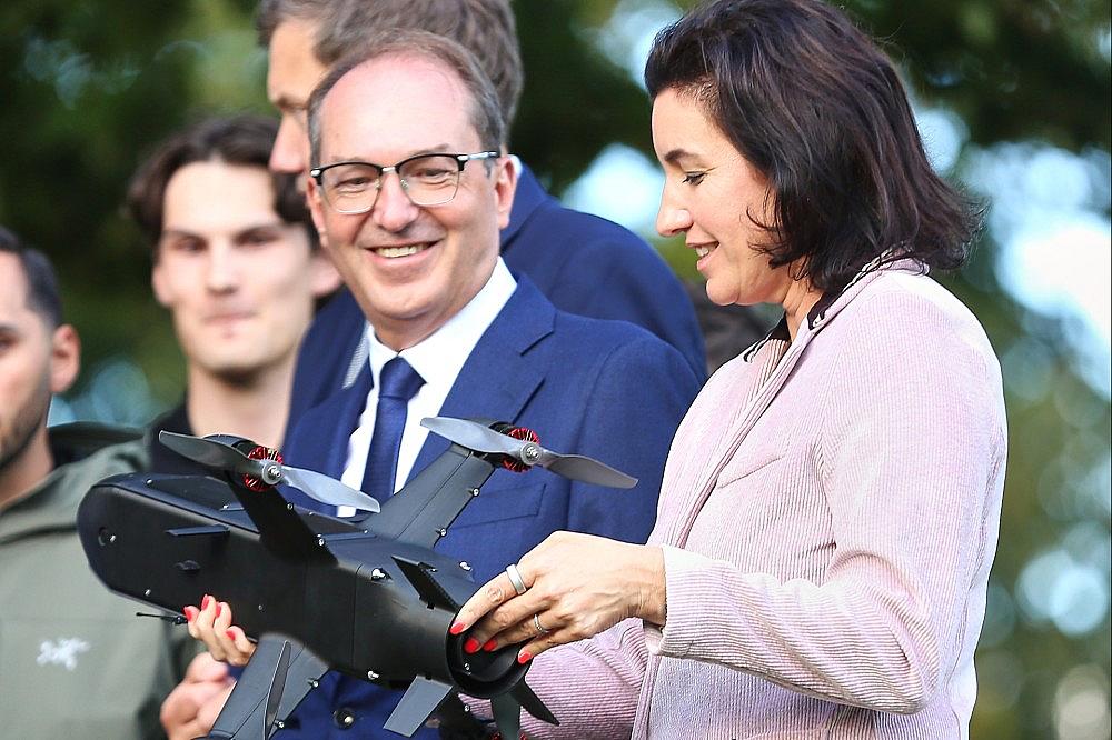 Alexander Dobrindt und Dorothee Bär mit einer Drohne am 25.08.2026 via dts Nachrichtenagentur