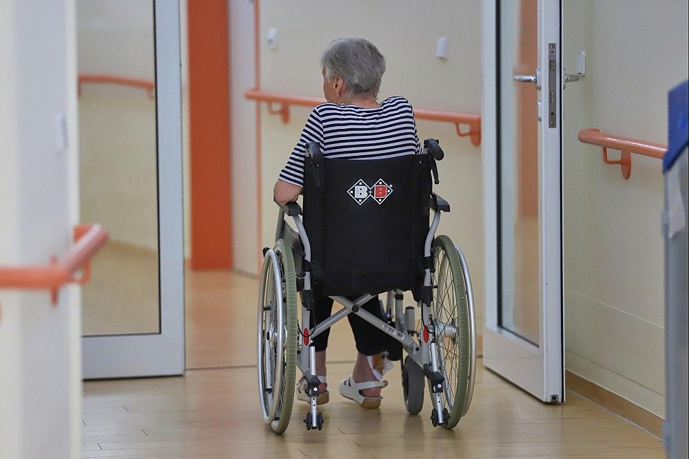 Alte Frau in einem Pflegeheim (Archiv)