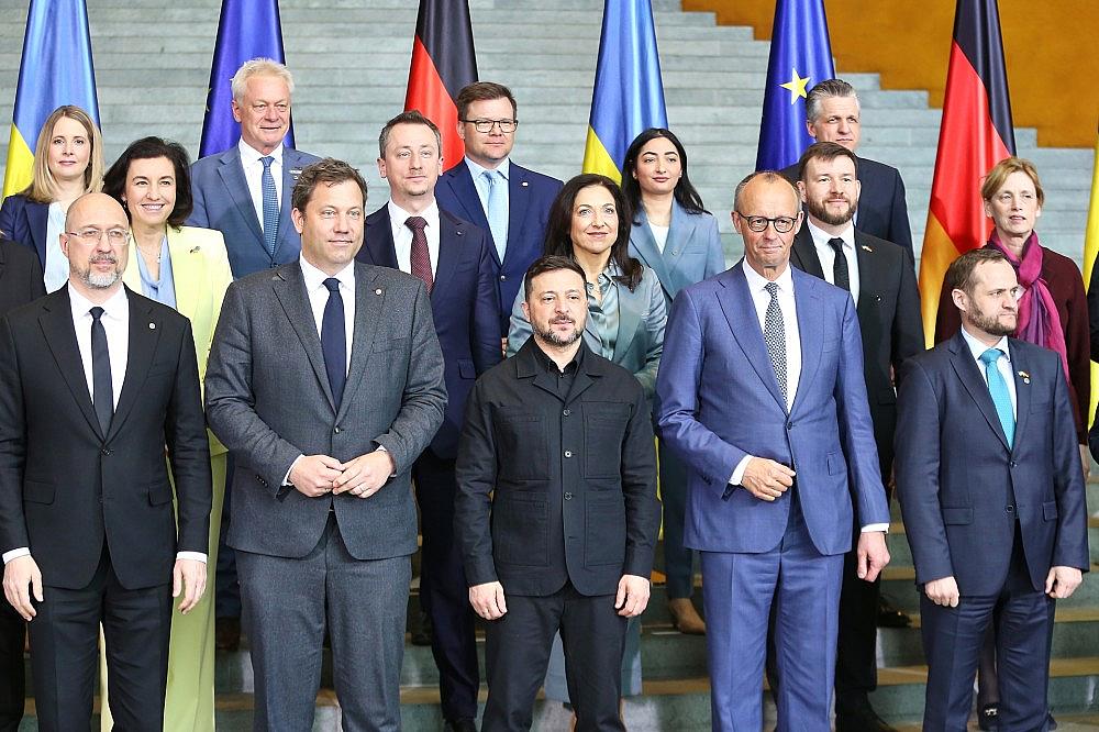 Gruppenbild bei deutsch-ukrainischen Regierungskonsultationen (Archiv)