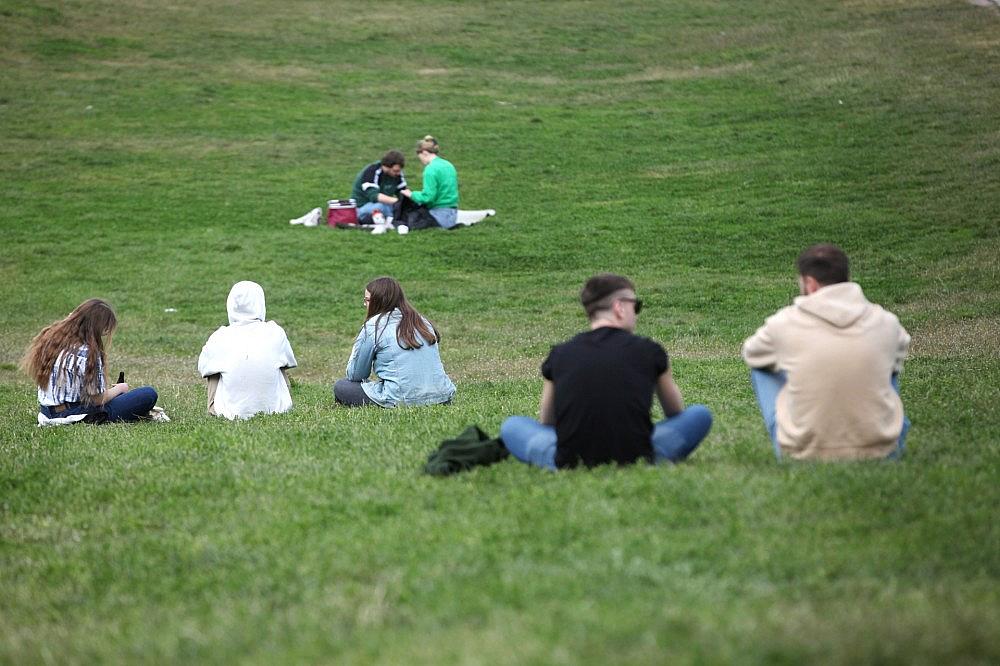 Junge Leute in einem Park (Archiv) via dts Nachrichtenagentur