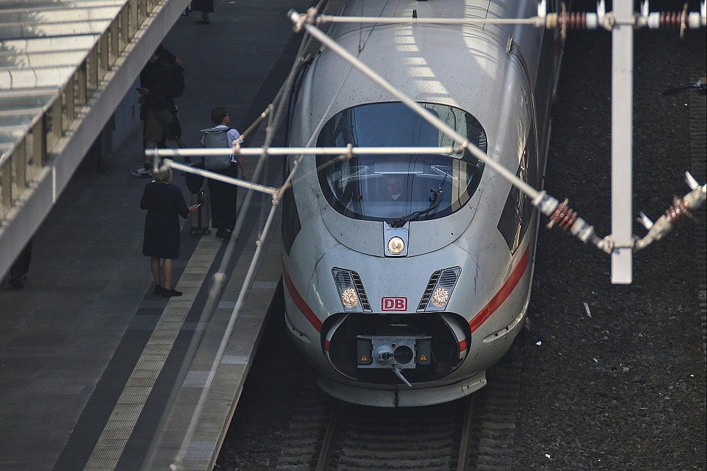 ICE 3 steht am Bahngleis