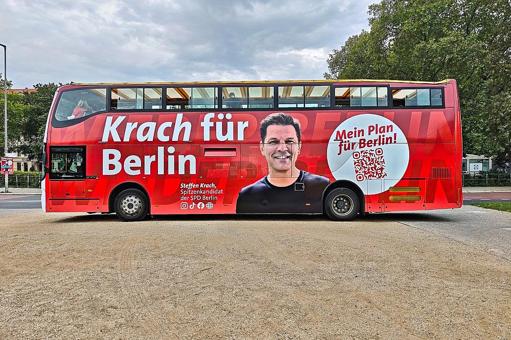 Bus mit Wahlwerbung für Steffen Krach (Archiv)