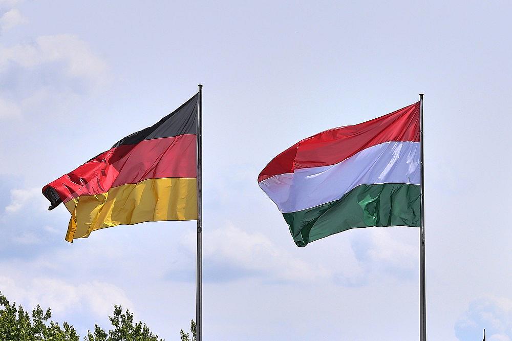 Fahnen von Deutschland und Ungarn (Archiv)
