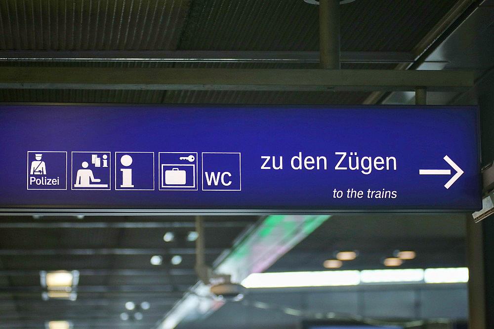 Hinweisschilder an einem Bahnhof (Archiv)