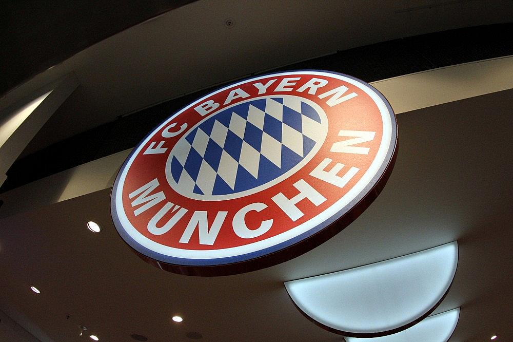 Logo des FC Bayern München in einem Fanshop (Archiv) via dts Nachrichtenagentur