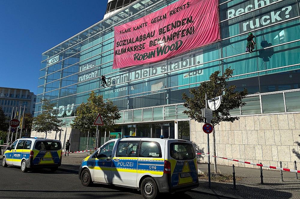 Umweltaktivisten besetzen Dach der CDU-Zentrale in Berlin am 23.09.2026