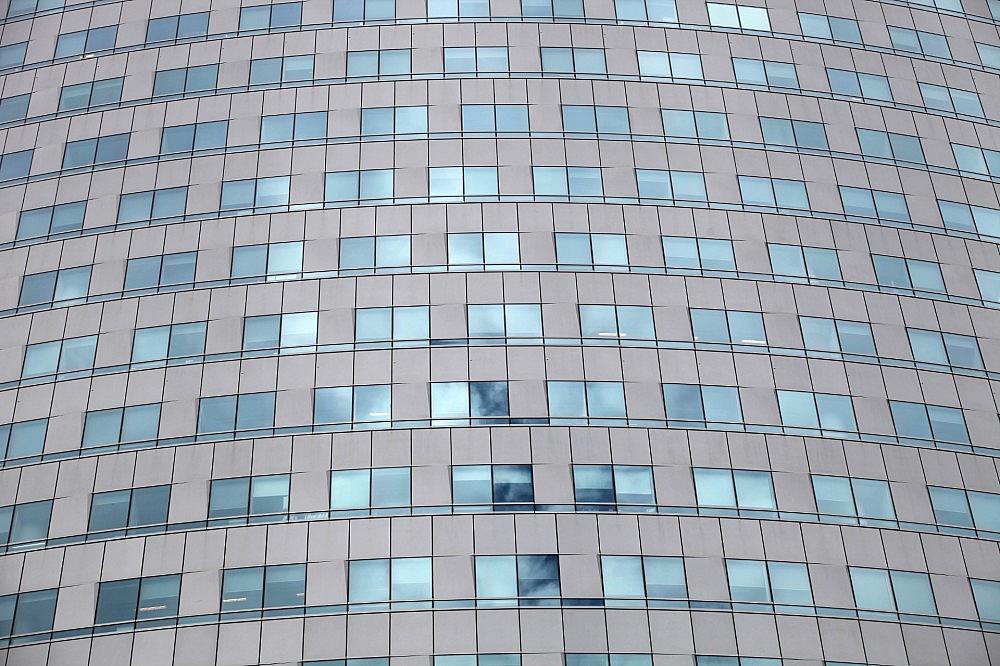 Glasfassade an einem Bürohaus (Archiv)