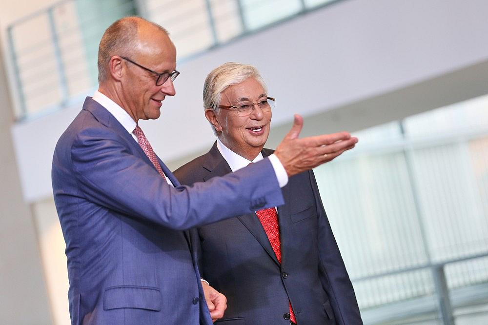 Friedrich Merz und Kassym-Schomart Tokajew am 29.09.2026