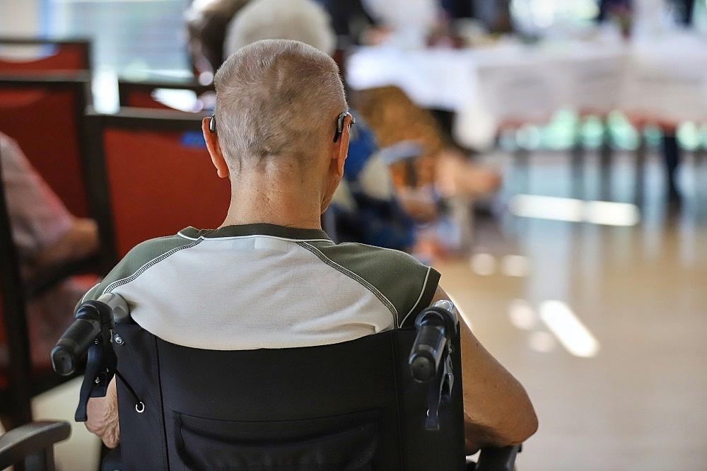 Mann sitzt in einem Rollstuhl im Pflegeheim (Archiv)