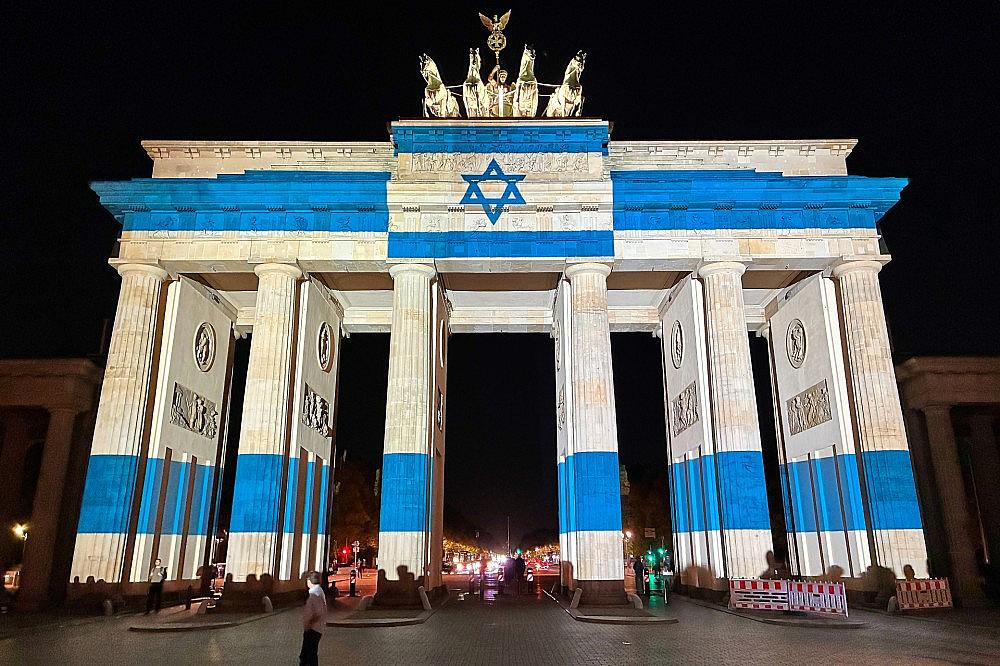 Brandenburger Tor in den Farben von Israel am 07.10.2026 via dts Nachrichtenagentur