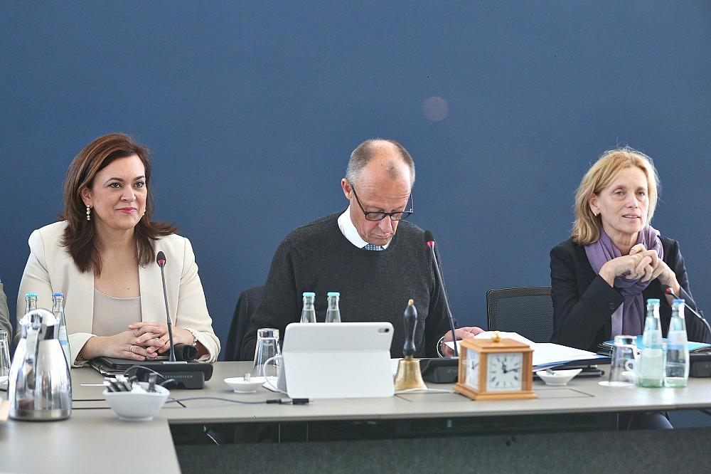 Franziska Hoppermann, Friedrich Merz und Karin Prien am 12.10.2026